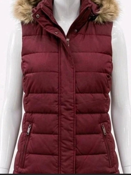 Banana Republic Jackets & Blazers - Banana Republic Burgundy Quilted Puffer Vest with Faux Fur Trim